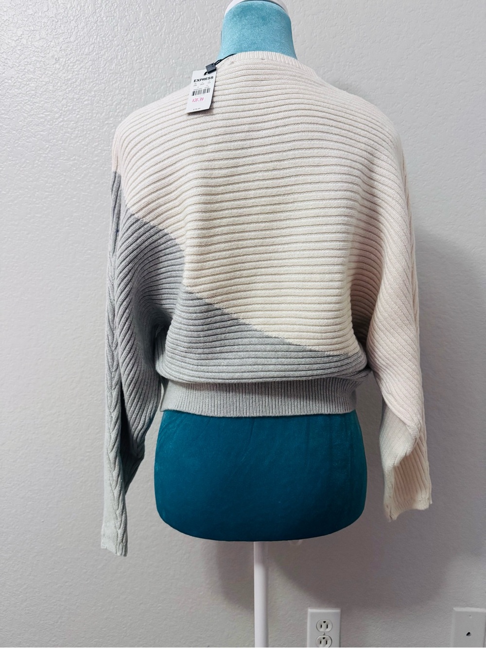 Express Colorblock Ribbed Crewneck Sweater - Cream & Light Gray - Picture 3 of 4
